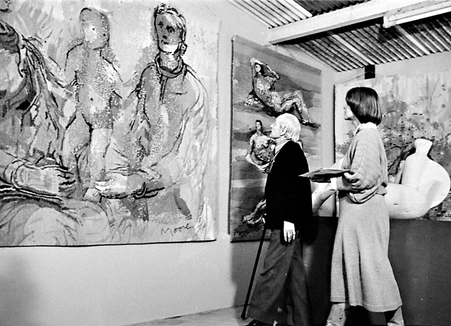 ●亨利·摩爾（左）正在觀賞自己的掛毯作品。