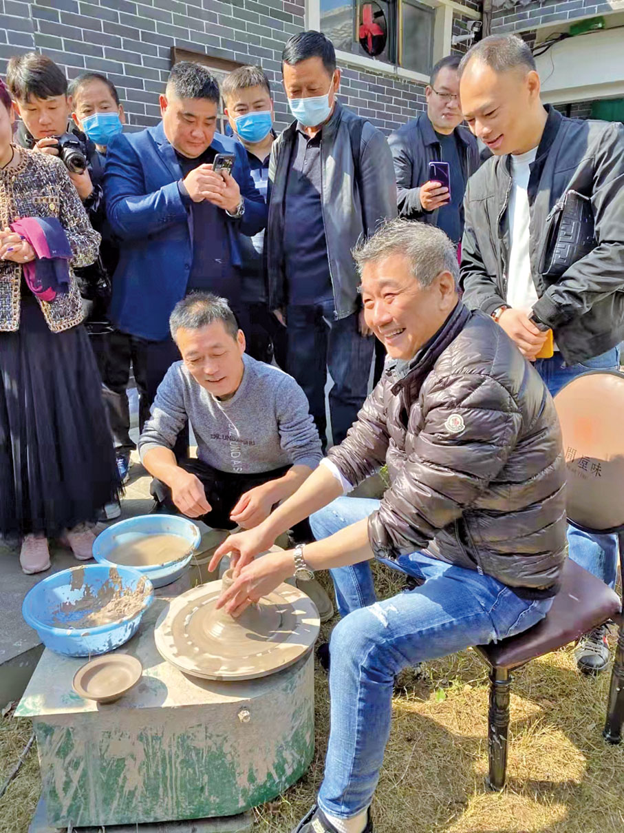 ■翟健民為研修班學員現場示範古瓷的製作