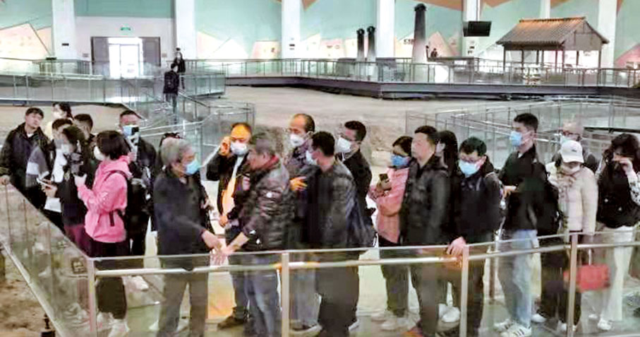 ■翟健民帶領研修班學員參觀古瓷窯遺址