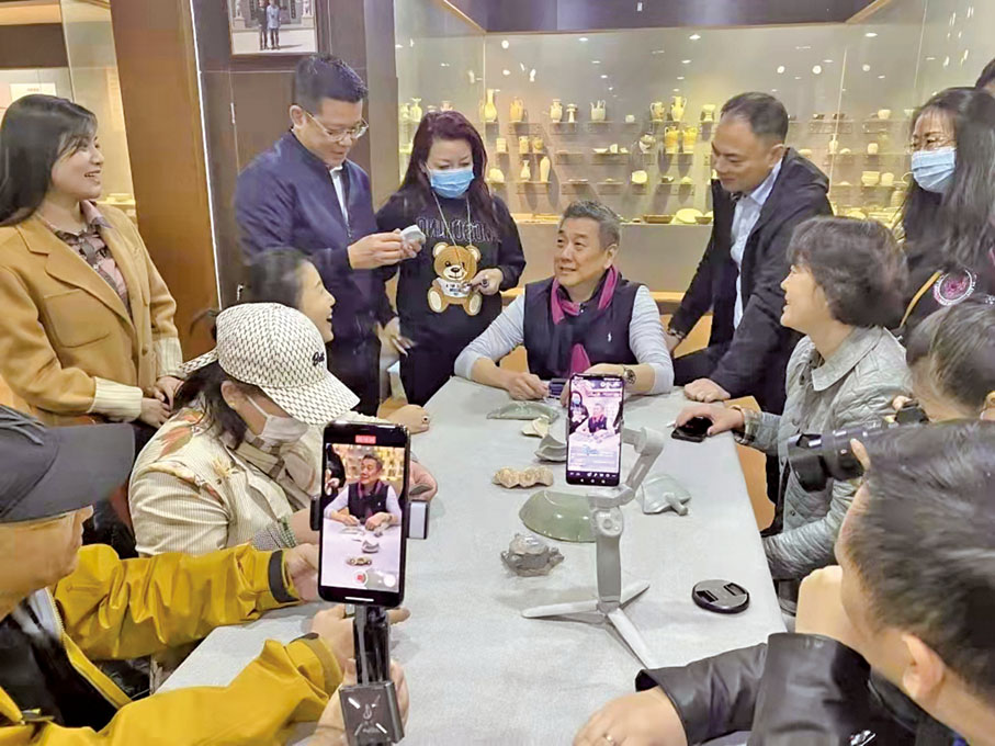 ■翟健民輿學員探討古陶瓷的特徵，提高大家的鑑賞能力。