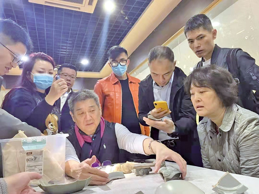 ■翟健民以出土的大量古瓷碎片，為學員講解古瓷。