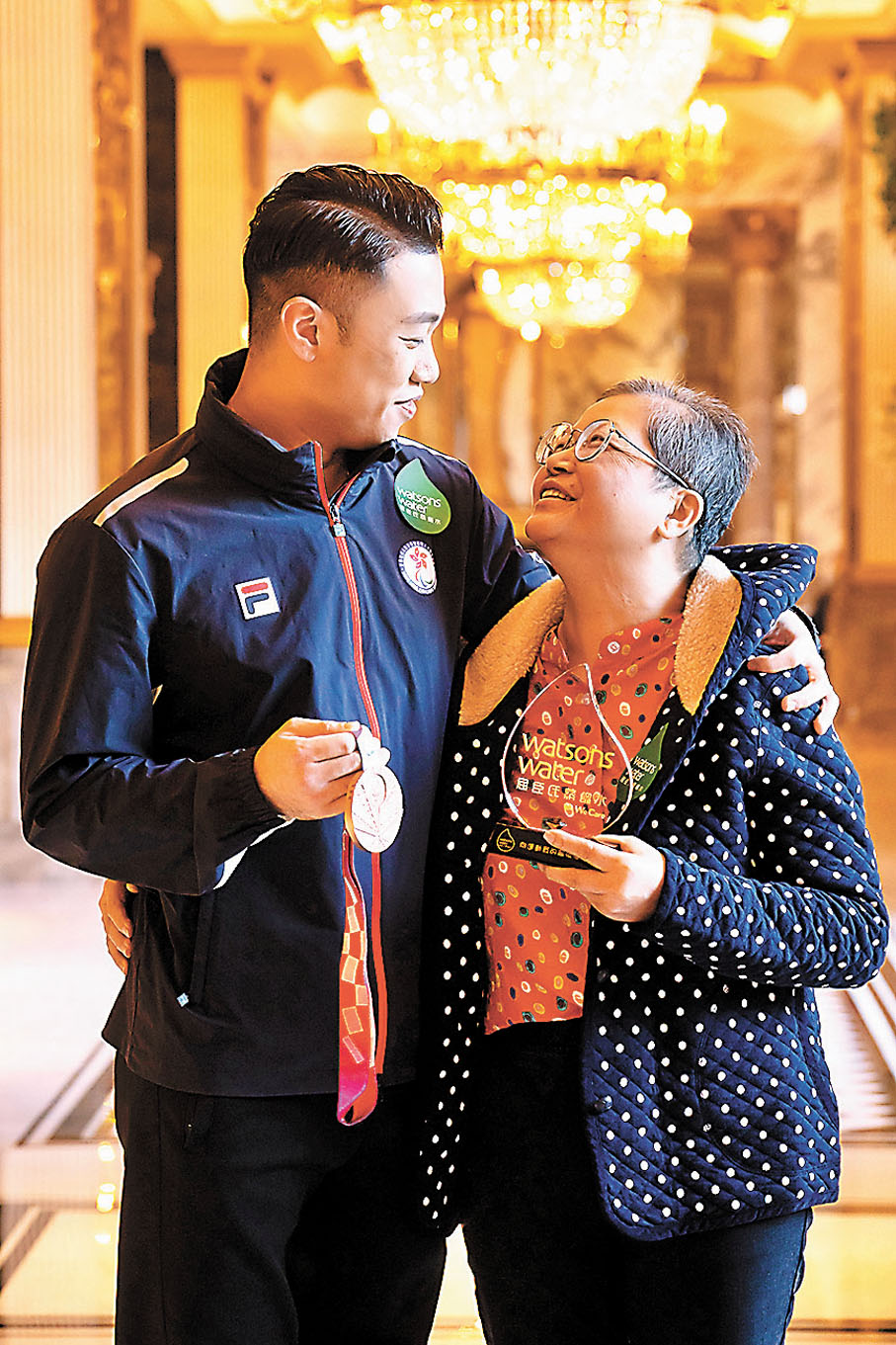 ●陳浩源（左）與他的「神奇媽媽」。