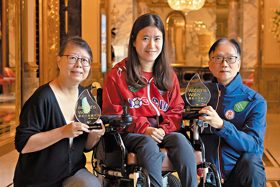 ●陳浩源（左）與他的「神奇媽媽」。