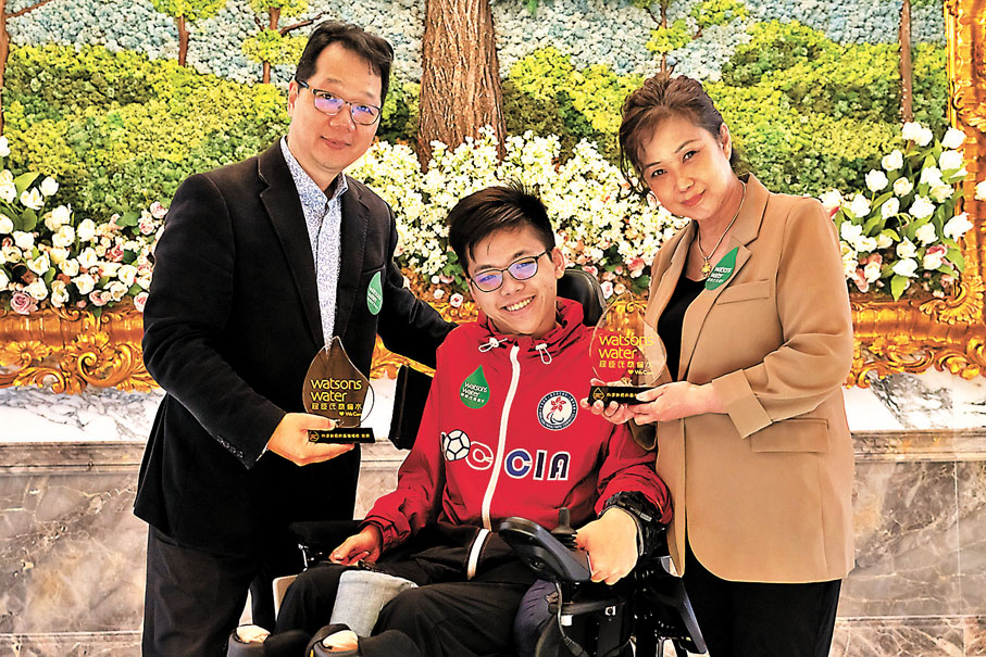 ●張家棟（中）與爸爸媽媽。