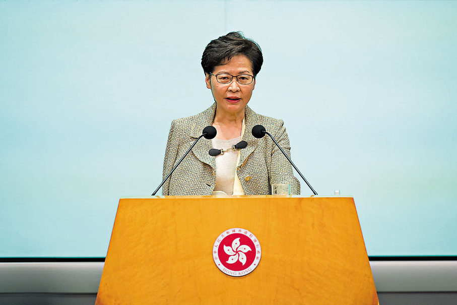 ●林鄭月娥昨日表示，收緊檢疫措施，將取消大部分入境免檢疫群組。 中新社