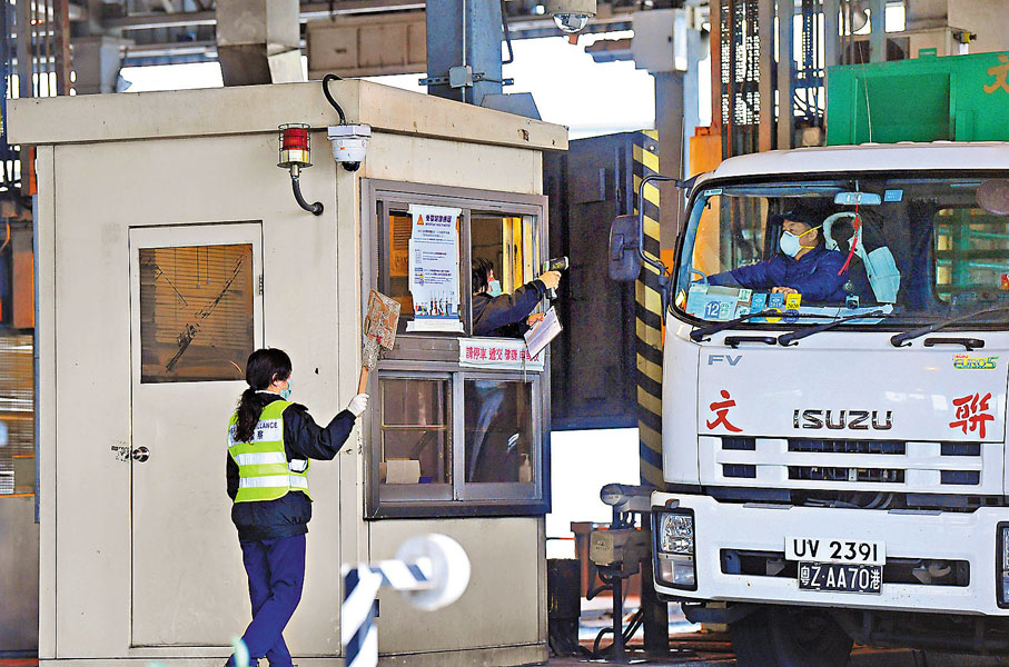 ●跨境貨車司機仍獲免檢往來兩地。資料圖片