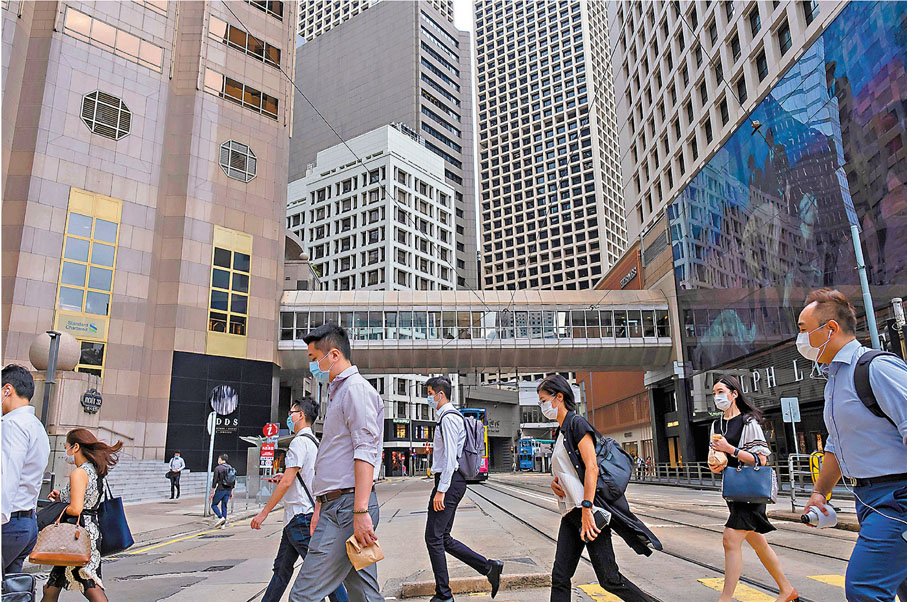 ●香港島兩個選區市民對區內經濟發展、交通、古蹟保育等問題最為關注。圖為中環商業區，上班族人來人往。 資料圖片