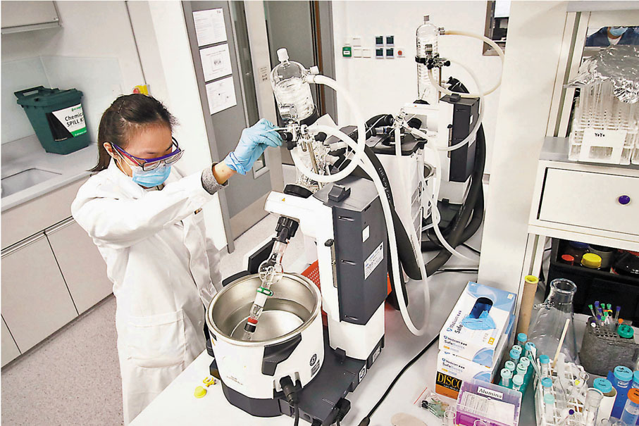 ●合成化學暨分子生物學實驗室共有4個跨學科研究。 香港文匯報 記者 攝