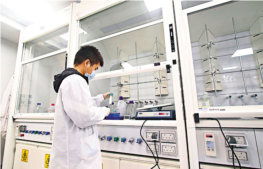 ●研究員正在工作。 香港文匯報記者 攝