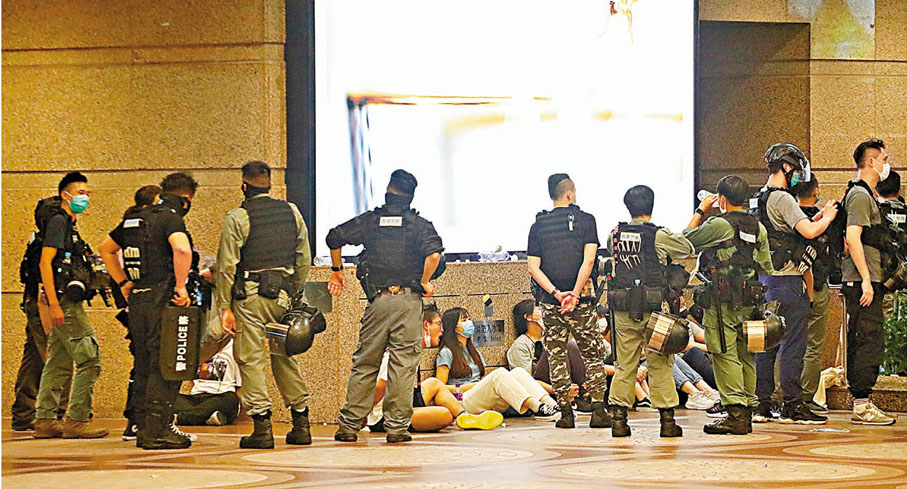 ●防暴警察去年7月1日進入時時代廣場商場時遭遇暴徒由高處投擲物品襲擊。 資料圖片