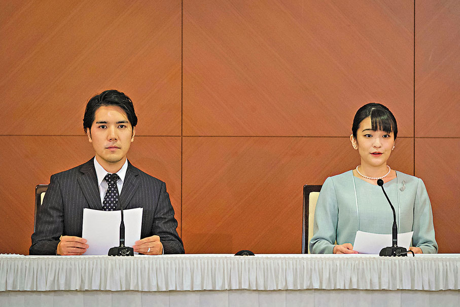 ●真子(右)與小室圭註冊結婚後聯袂召開記者會。 法新社
