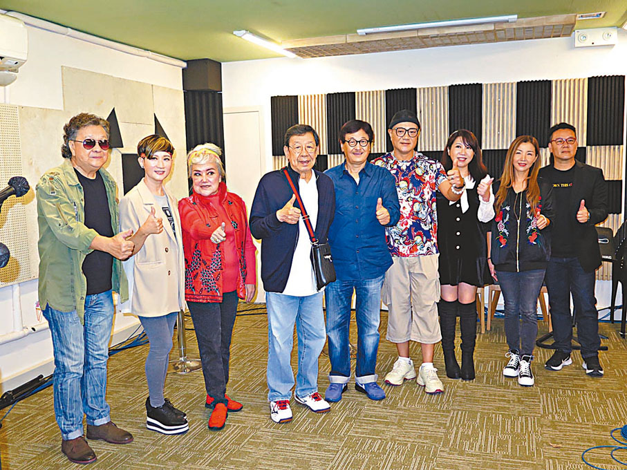 ● 胡楓（左四）與一眾歌手為演唱會排練。