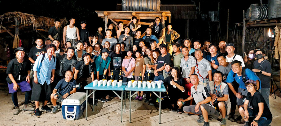 ●《掃毒3天大地大》殺青，劇組開香檳慶祝。