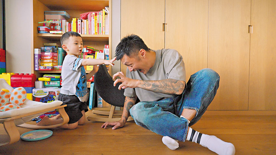 ●余文樂十分享受親子之樂。