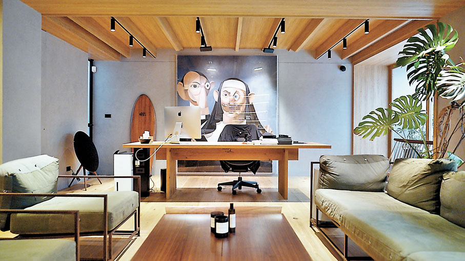 ●余文樂辦公室內有不少藝術品。