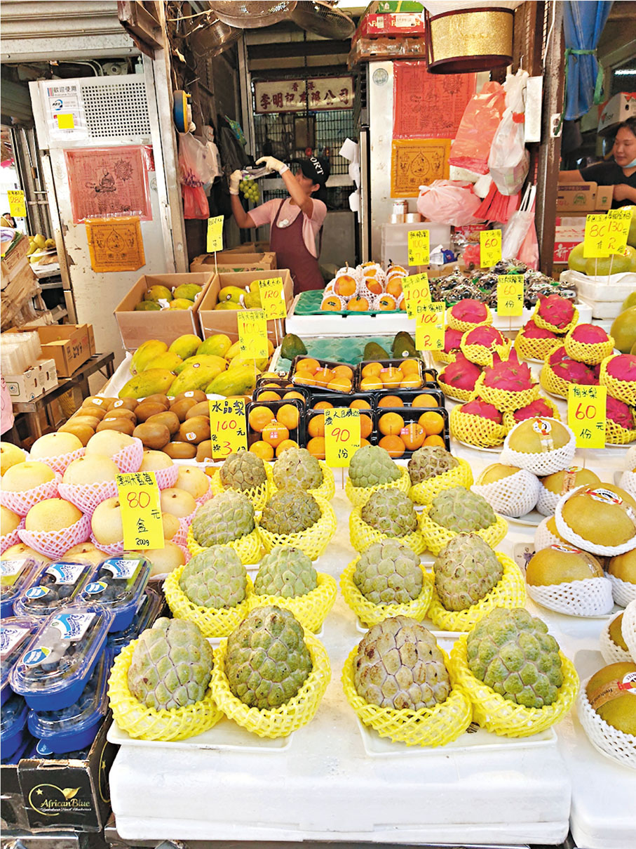 ●香港果欄售台灣產大目釋迦，90元兩個。 香港文匯報記者 攝