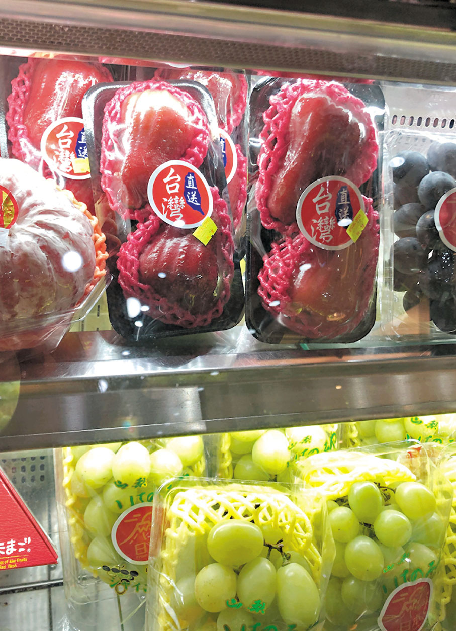 ● 較成人拳頭稍大的台灣蓮霧，兩個特價28元。 香港文匯報記者 攝