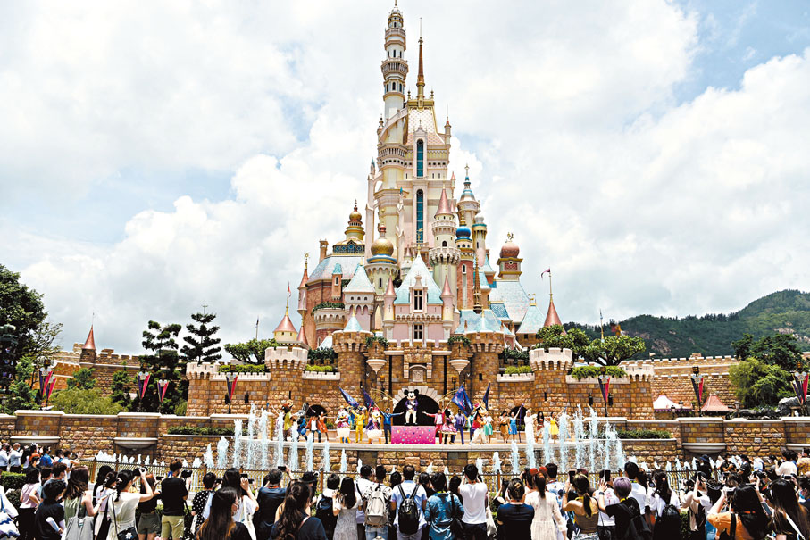 ●圖為香港迪士尼樂園。中國建築承建樂園基建工程等共5個項目。 資料圖片