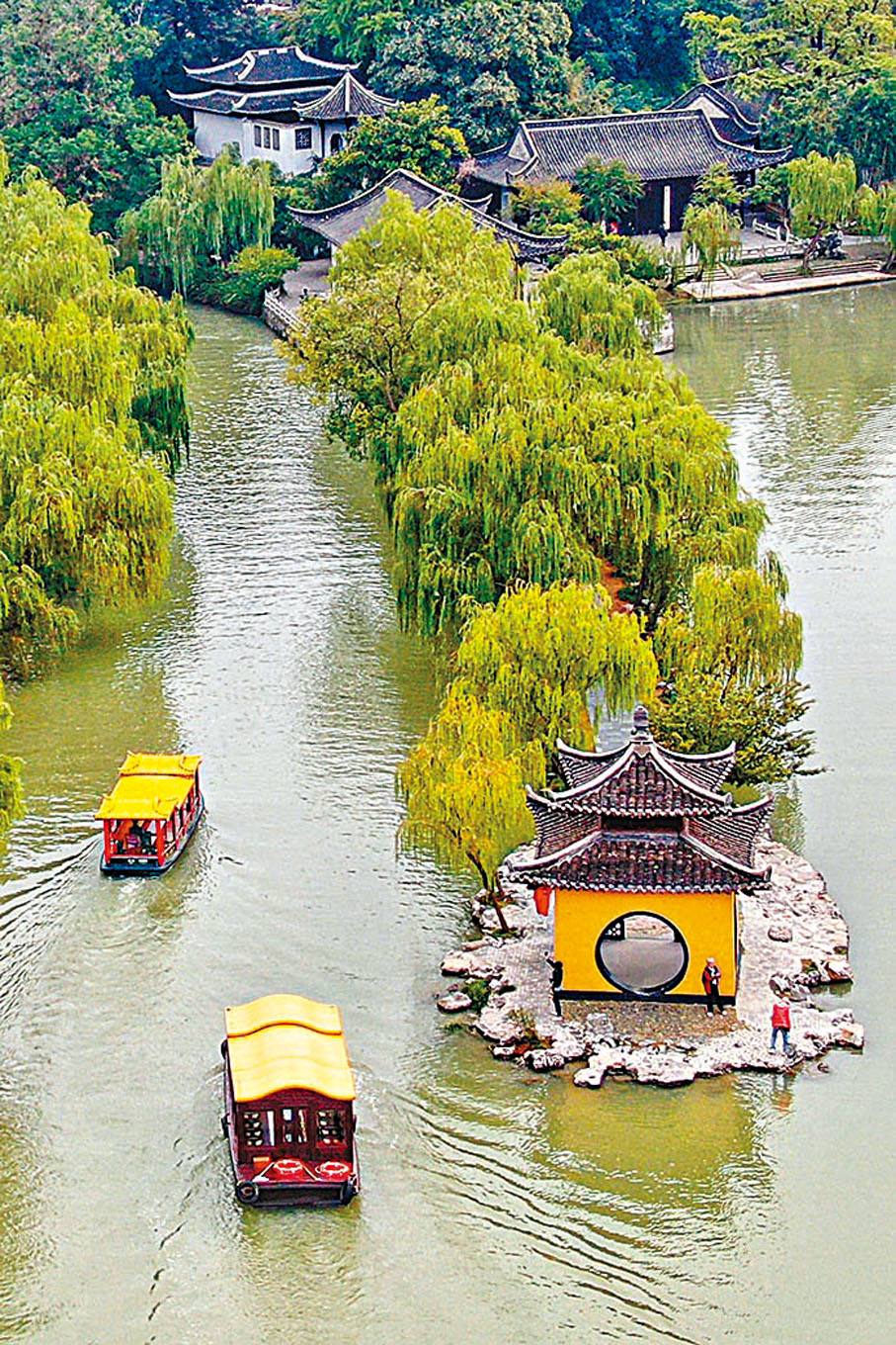 ●航拍江蘇省揚州市瘦西湖秋日景致。