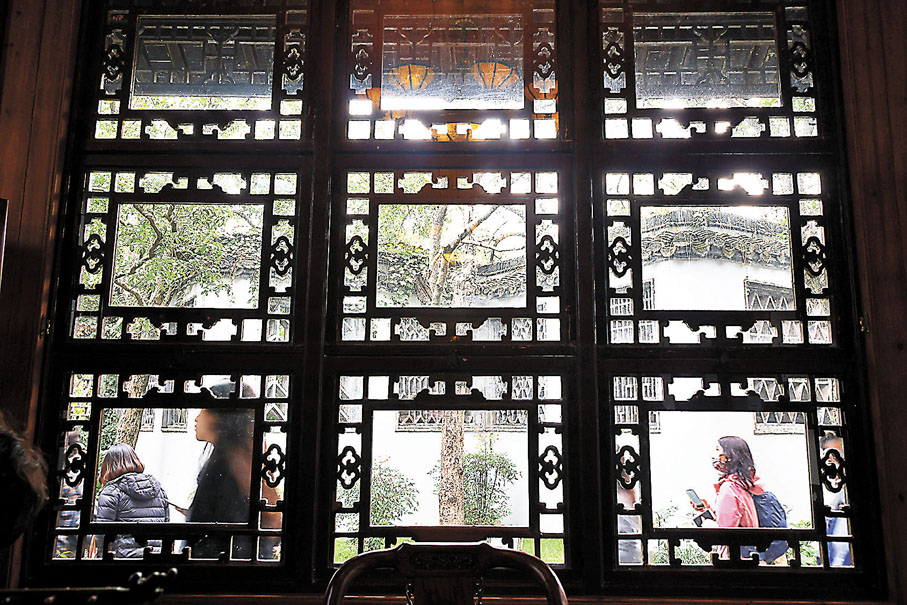 ●採訪團成員走進揚州瘦西湖參觀