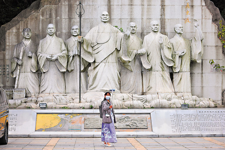 ●採訪團成員在鑒真廣場拍照