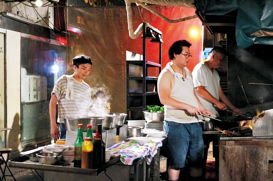 ●阮德鏘（中）埋爐頭親自燒鑊。