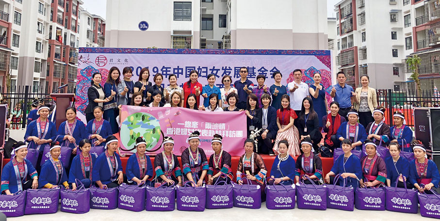 ● 彭芷君參與由中國婦女發展基金會發起的「母親郵包」項目，切實幫助貧困母親解決生活中的一些實際困難。