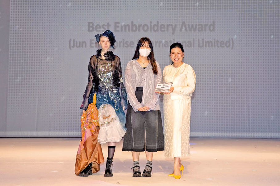 ● 彭芷君（右）為香港知專設計學院年度時裝設計展最佳刺繡演繹獎得主頒獎，鼓勵優秀的新一代設計師。
