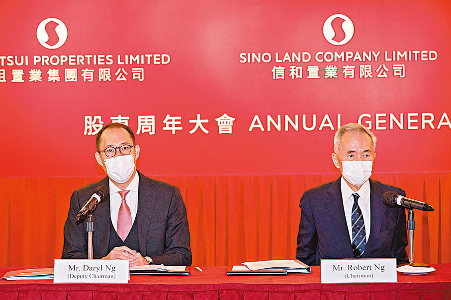 ●信和置業主席黃志祥(右)及信和置業副主席黃永光出席股東周年大會。