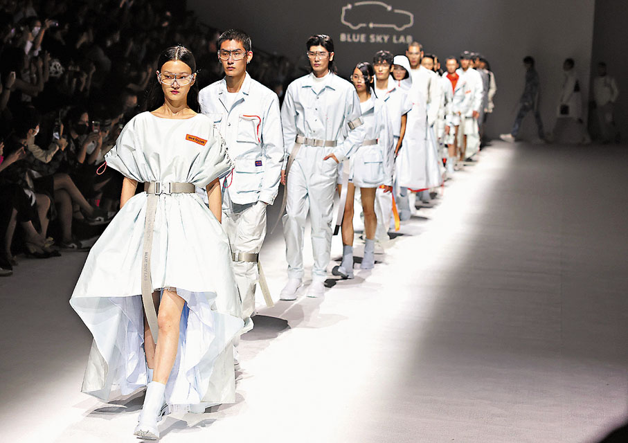 ●模特兒在上海時裝周中展示環保時裝。 圖：新華社