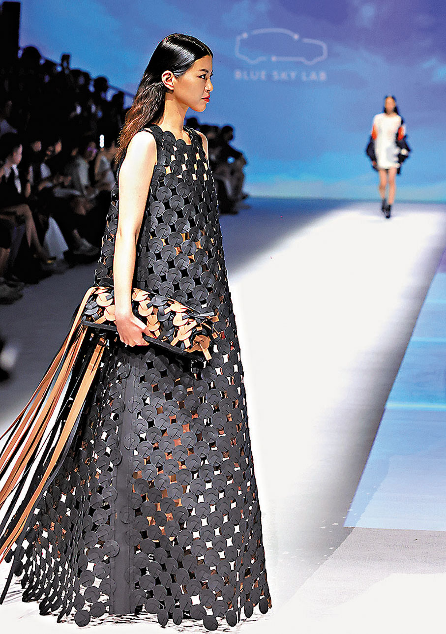 ●上海時裝周上，發布環保品牌BLUE SKY LAB系列時裝。