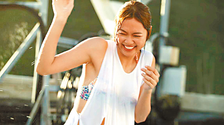 ● 游嘉欣在泳衣上加上白T。