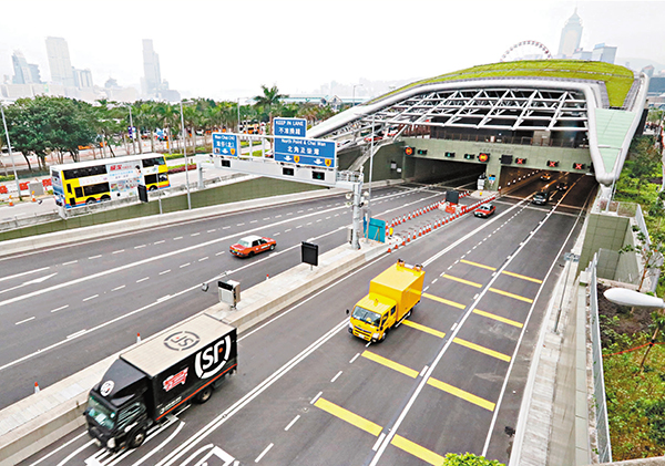 ●中環灣仔繞道有效緩解港島交通堵塞狀況。資料圖片
