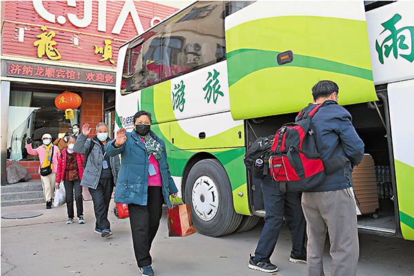 ●10月29日，額濟納旗滯留旅遊包車遊客有序轉運返程。 新華社