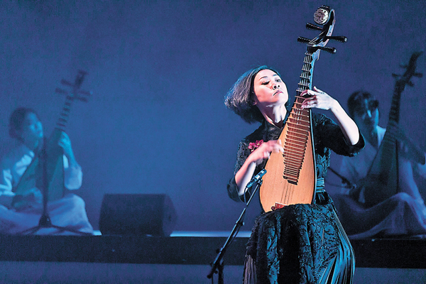 ●林灒桐在音樂會中演奏琵琶。