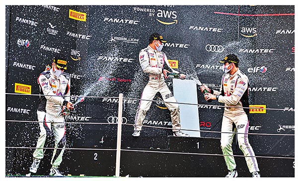 Sky Tempesta Racing三名車手在頒獎台上盡情慶祝。