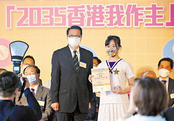 ●劉懿（前排左二）是今年獲選的新界區十大傑出學生之一，她表示有意前往灣區內地城市發展。香港文匯報記者  攝