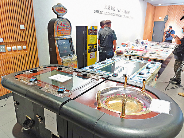 ●警方展示檢獲證物。香港文匯報記者  攝 