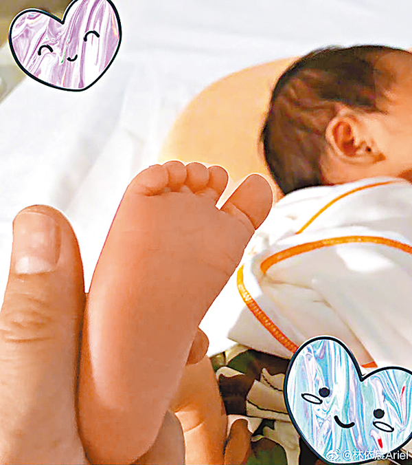 ●林依晨手捧女兒腳仔。