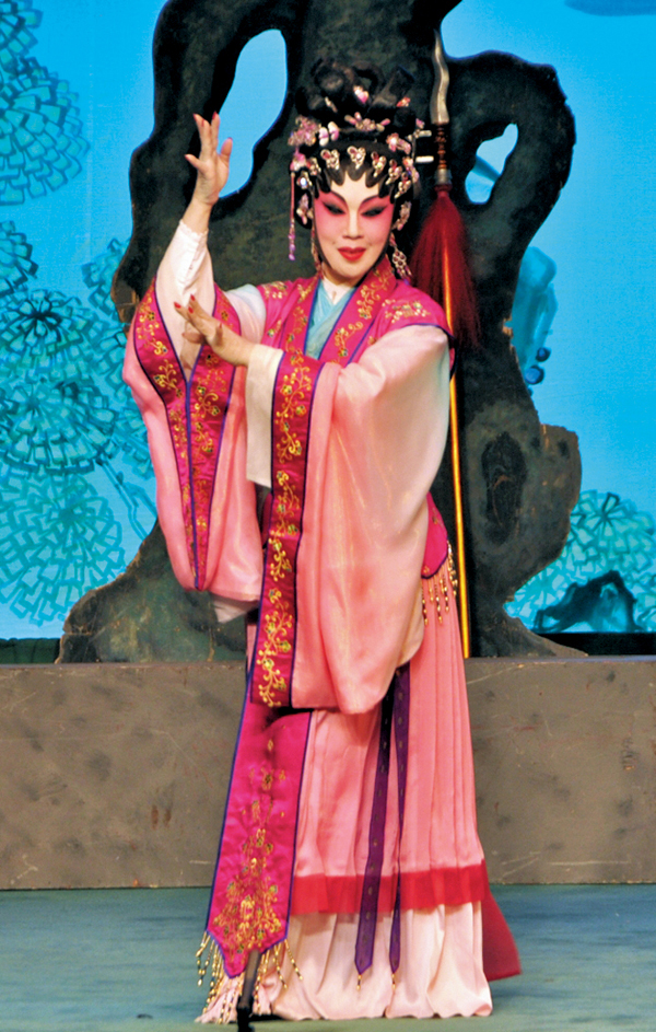 ●鄧美玲最近演事甚忙，演出新劇的機會也多。