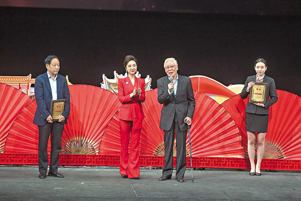 ●話劇表演藝術家焦晃（右二）被授予中國文聯終身成就戲劇家榮譽稱號後發言。