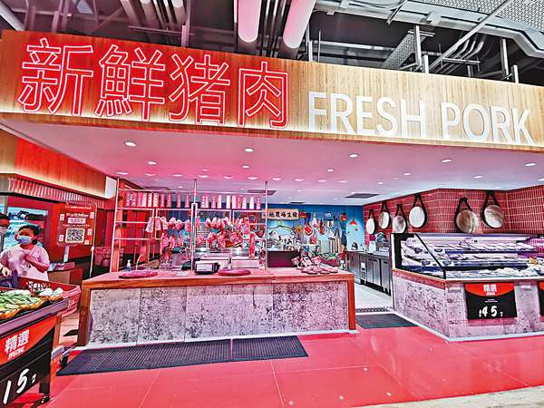 ●新鮮豬肉區域，新鮮豬肉和傳統的紅色價錢牌。