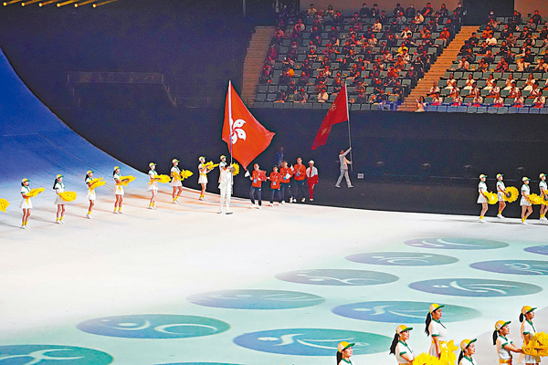 ●港隊在大會旗手的帶領下進入閉幕式會場。香港殘疾人奧委會暨傷殘人士體育協會供圖