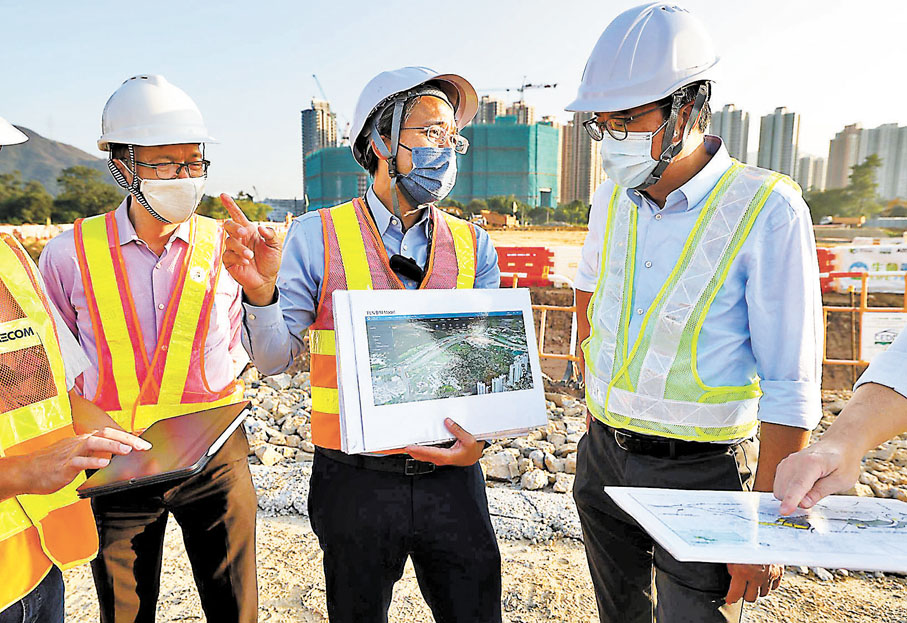 ●土拓署北拓展處總工程師曹偉雄（中）向發展局局長黃偉綸（右）匯報，粉嶺北第十五區東公營房屋用地的土地平整和基礎設施工程進度。發展局網頁圖片