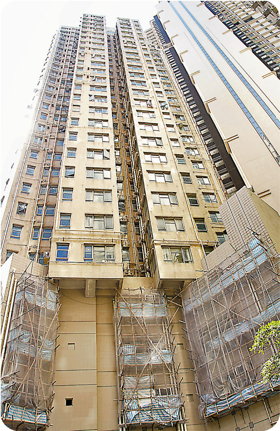 ●市建局為4幢安置大廈進行復修工作。圖為4幢安置大廈其中之一順成大廈。資料圖片
