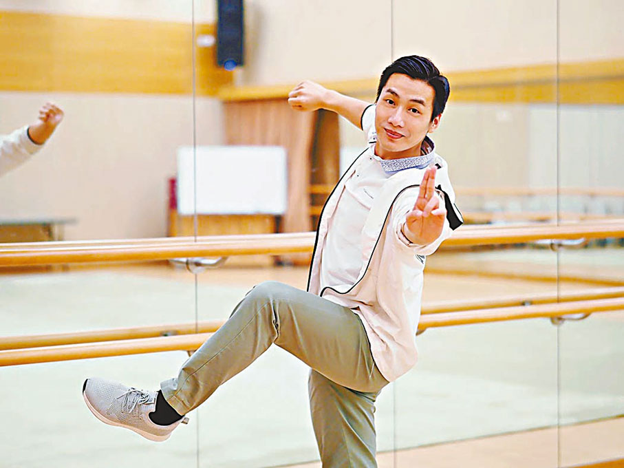 ●王志良為「呂布試馬」一幕不時鍛煉腿功。受訪者供圖