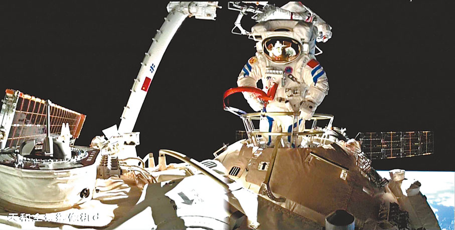 ● 神舟十二號太空人借助機械臂進行艙外活動。 作者供圖