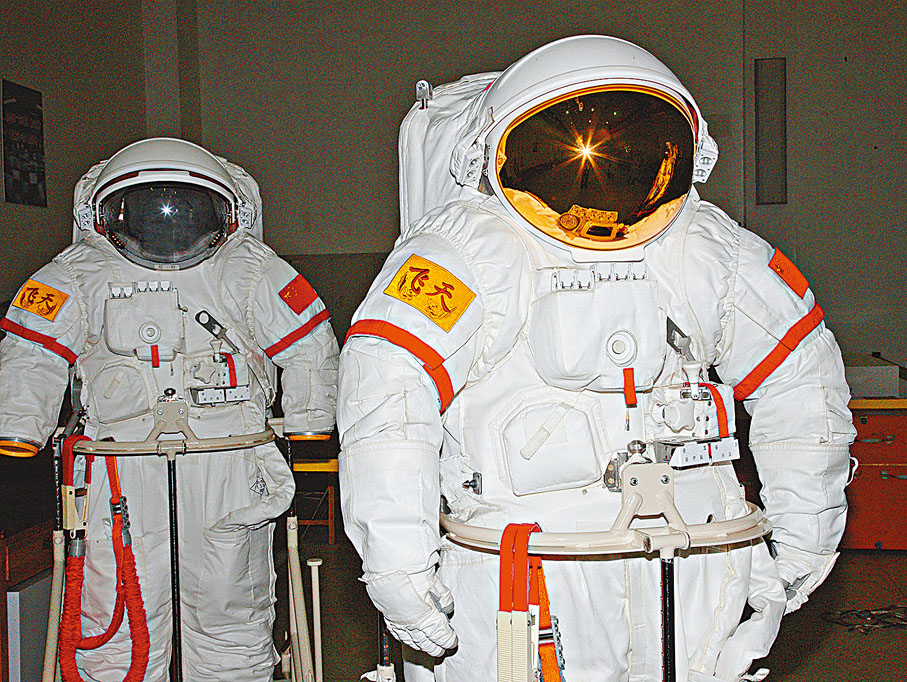● 「飛天」太空衣重約130公斤。 作者供圖