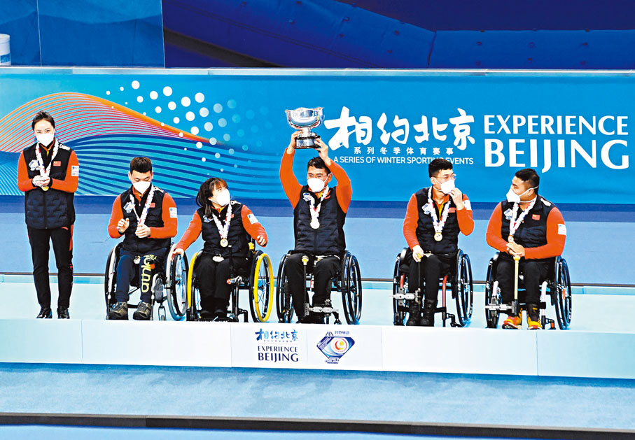 ●中國隊在頒獎儀式上。  新華社