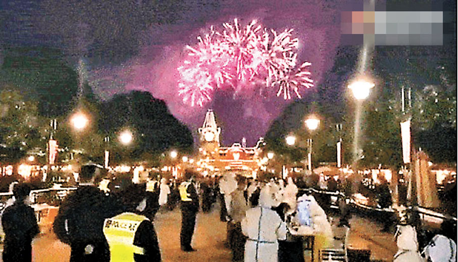 ●10月31日晚，上海迪士尼在煙花表演下有序進行核酸檢測。 網絡截圖